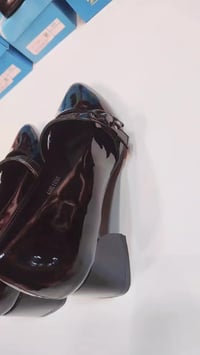 كعب مربع • مقاسات ٣٧-٤١ • أسود