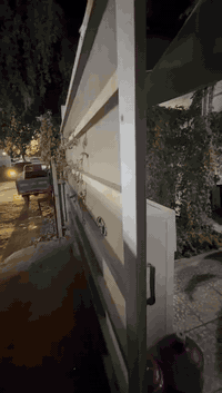 يالله دار البيع في الإسكان 
مساحه 60متر واجها  4متر نزال 15متر طابو صرف 
يحتوي الدار على ثلاث طوابق 
الطابق الأول أمامه تشجير خدمات عدد 2 +صاله خطار + مطبخ مفتوح كبير +منور 
الطابق الثاني غرفتين نوم + خدمات 
الطابق الثالث غرفه نوم كبيره + مخزن كبير + سطح 
بناء حديث 
موقع الدار شارع  23 قرب مخازن الدويه 
شارع عريض 
الاستفسار اكثر مكتب الغدير 2
.الهاتف ***********
