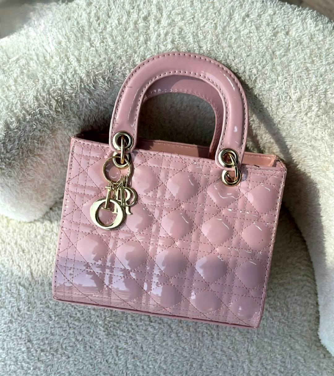 #جديد_علي_باريس✔️
حقائب نسائي Dior كوالتي عالي  وسط وكبير...شي راقي...
#السعر_13_الاف_فقط
#العنوان_السوق_الكبير_مقابل_ازياء_الحاج_ممي_مقابل_ابودعاء_للفرفوري


**إذا كنت صاحب هذا الإعلان وتريد حذفه لأي سبب، رجاءا أرسل رسالة إلى الدعم الفني**