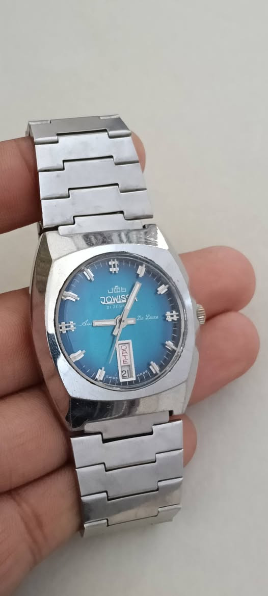 للبيع تحفة سويسرية نادرة.. ساعة Jowissa De Luxe (إصدار السبعينيات)
الوصف:
لهواة التميز والقطع التي تحكي تاريخاً، أعرض لكم ساعة Jowissa السويسرية الأصلية من مجموعة De Luxe. تتميز هذه القطعة بتصميم "Retro" كلاسيكي يعكس فخامة الصناعة السويسرية في عصرها الذهبي.

أبرز المميزات:

الماركة: JOWISSA (Swiss Made).

المينا: أزرق متدرج ساحر (Sunburst Blue) بتصميم فريد.

الوظائف: نافذة مزدوجة لعرض اليوم والتاريخ عند الرقم 6 (ميزة نادرة ومطلوبة).

الهيكل والسوار: فولاذ مقاوم للصدأ (Stainless Steel) بتصميم متين وأنيق.


**إذا كنت صاحب هذا الإعلان وتريد حذفه لأي سبب، رجاءا أرسل رسالة إلى الدعم الفني**