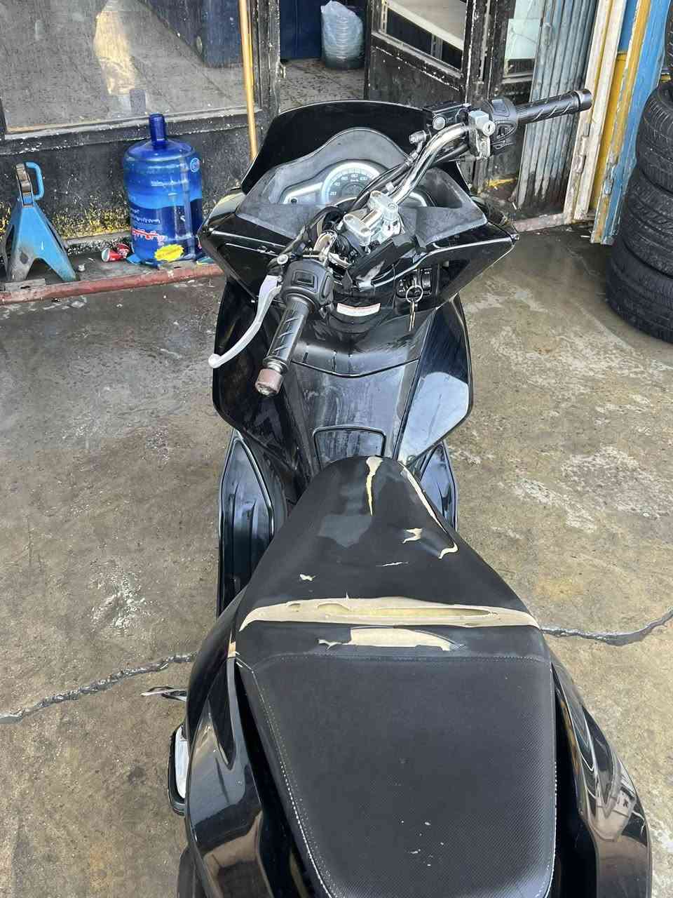 سلام عليكم pcxحجم المحرك 150cc
محرك مكفول نضافة الكفرات 80بالميه  حساس ازدحام حرف Aدراجه كامله. كهربائيات كامله كله شغالهه هـ***********مكان بغداد السعر 1800بيهه مجال
