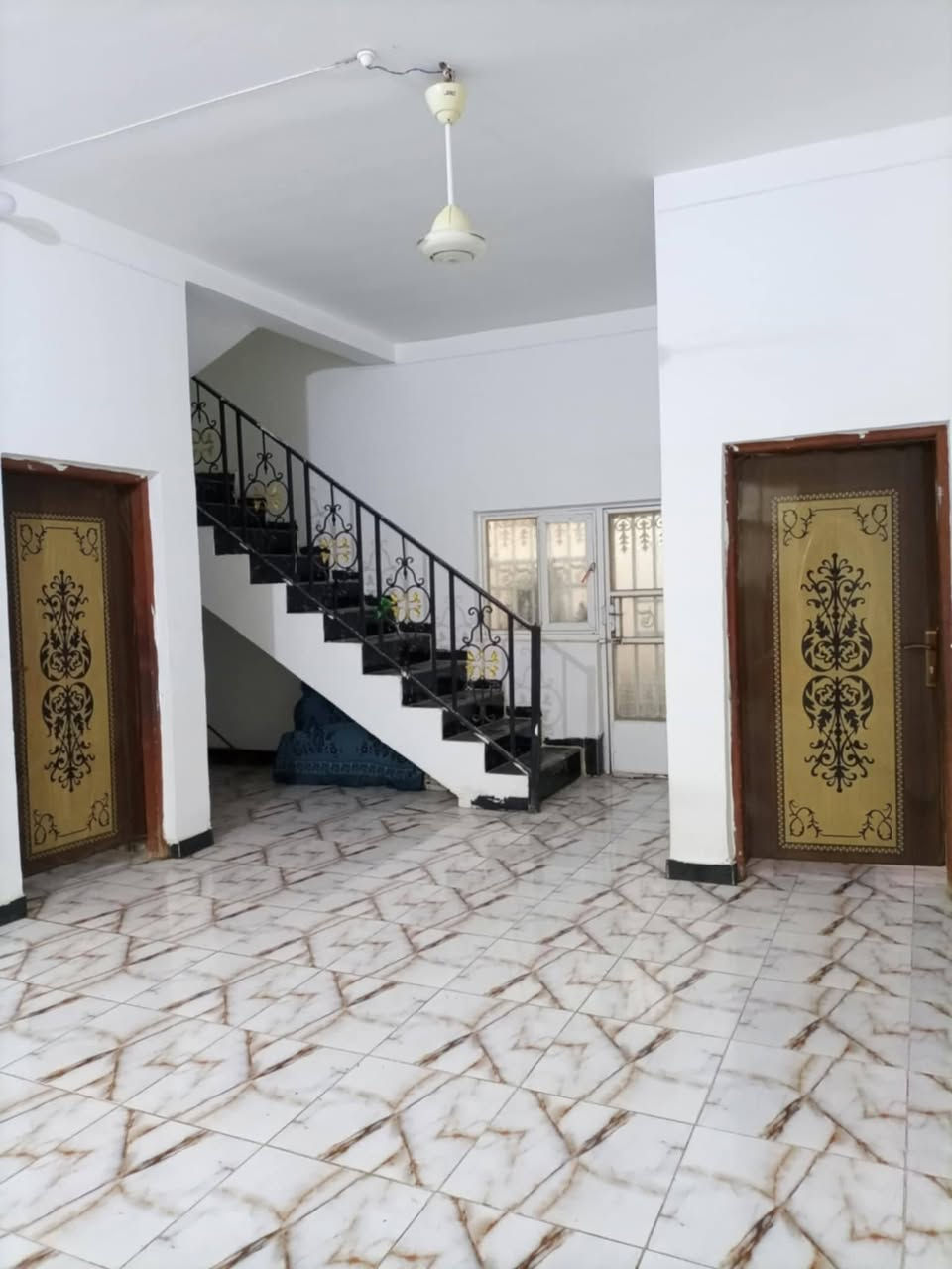 حي النهضه الثالثة بيت للبيع نظيف جدا دولان 200م.. واجهه 2م السعر 85مجال 
نوم2 صاله براني مطبخ وصحيات قرب مدرسة بيروت مكتب فاضل الكرعاوي ***********
