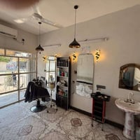 محل حلاقه للبيع محل حلاقه  كامل ومجهز وشغال خير من الله للبيع ويه الغر...