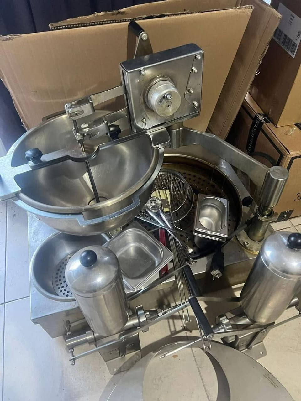 مكينة لقيمات داطلي منفصلة صناعة المانية درجة اولى مع بمات شوكلاتة عدد 2
للاستفسار الاتصال على ***********
