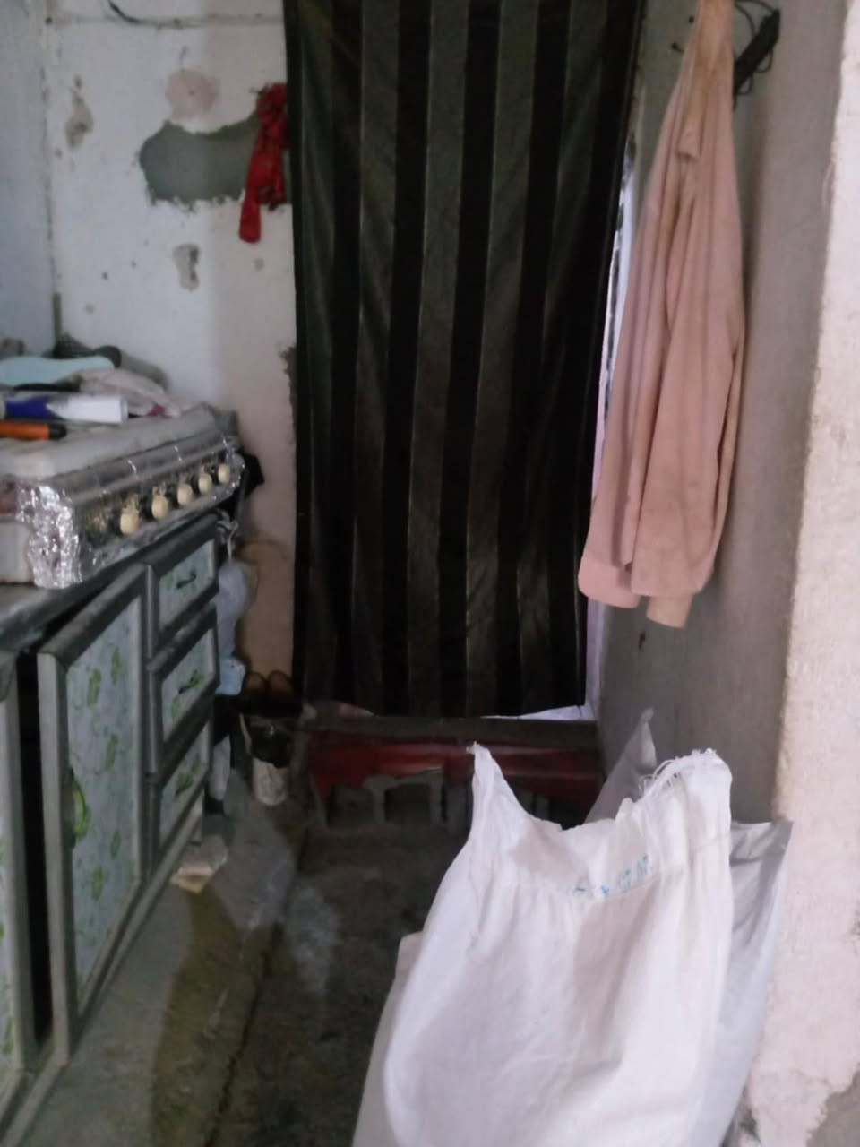 سلام عليكم البيع بيت ركن مكانه نهايت حي عرار يحتوي على غرفه ومطبخ وهول مساحته 225 بي محل تبليط بل باب رقم ‏‪0788 112 4939‬‏
