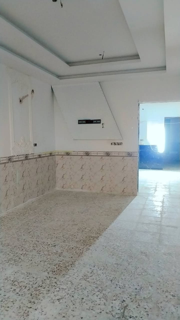 بيت للبيع في منطقه الخمسه كيلو في السايدين المؤديه الى بوابه مجمع عمر الراوي وقرب انشائيه النور مساحه البيت 150 متر طابقين كامل من كلشي نقصه بس الواجهيه وابواب الداخليه والباب الرئيسي للبيت تفاصيل البيت  الطابق الاول ديوانيه ومطبخ وصحيات داخليه وصاله وغرفه نوم والطابق الثاني غرفتين نوم وصاله وصحيات بخصوص السعر والتفاصيل الاخرى يرجى الاتصال عل الرقم
***********
او مراسله الصفحه
