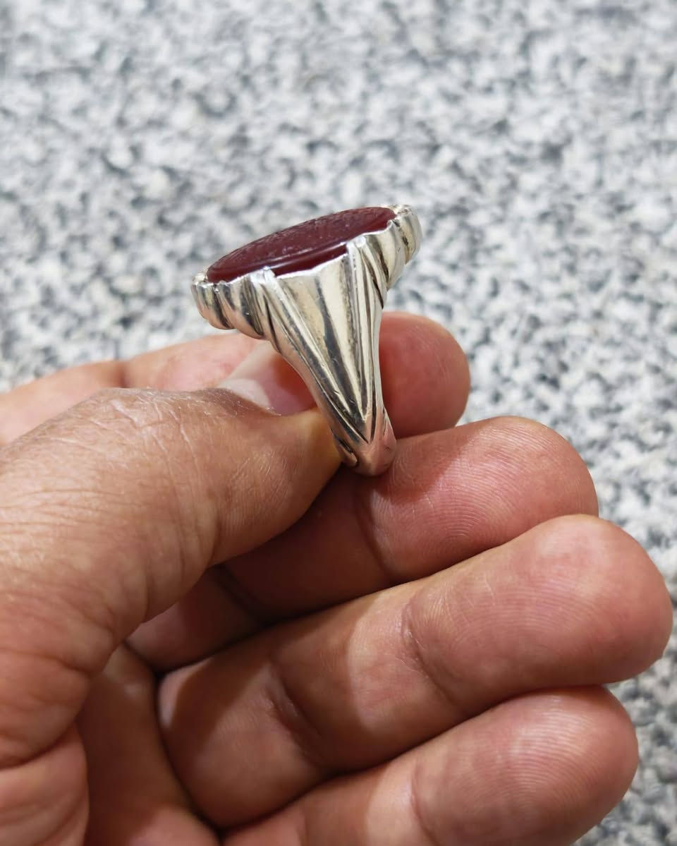 السلام عليكم محبس عقيق يماني
صياغت البحرين قديم عندي مخطوط سوره إخلاص كامله السعر 100 
***********
