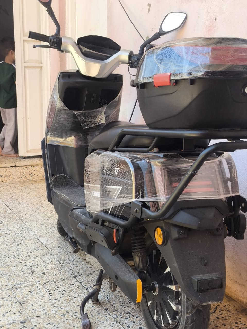 السلام عليكم ماطور (GETOUR) 
للبيع او مراوس شعندك نزل 
🔹مـلـف 2000
🔹سـرعة 80
🔹يقطع مسافة  60-70كيلو 
🔹6بـطـاريات 
سعر 700 وبي مجال
📞***********
📞***********
بيهن واتساب
