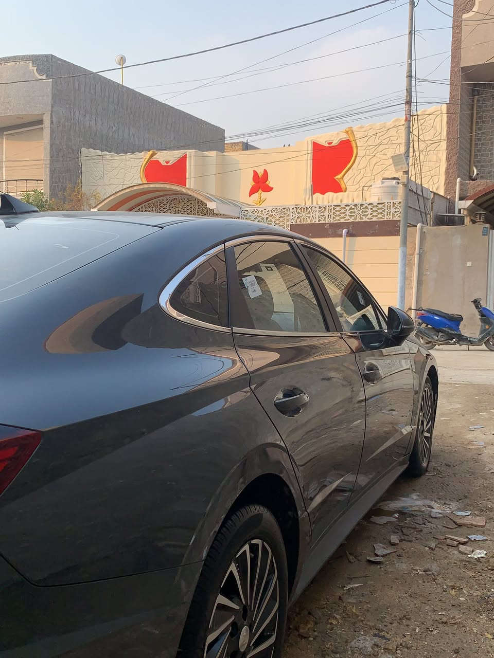 🚗 للبيع | 2023 HYUNDAI SONATA HYBRID LIMITED – وارد كوري
هايبرد اقتصادي • ماشية قليلة جداً •  
الحادث:بس دعاميه 
السعر:  145 ورقه 
✅ السيارة هايبرد 
🔍 تفاصيل السيارة:
• الموديل: 2023 
• الفئة: Hybrid Limited
• العداد :48 الف كيلو 
• الوقود: هايبرد (بنزين + كهرباء)
• المحرك: 2.0L I4 Hybrid
• الصرفية: 44 – 51 MPG
• الدفع: أمامي (FWD)
• القير: أوتوماتيك 6 سرعات
• اللون الخارجي: فيلي 
• اللون الداخل:اسود جلد 
• الحالة: نظيفة جداً
✨ مواصفات الراحة:
• رادار (Adaptive Cruise Control)
• تشغيل ودخول بدون مفتاح
• تشغيل عن بُعد
• نظام ملاحة
• مقاعد جلد
• مقاعد أمامية مسخنة
• مقاعد أمامية مبردة
• ستيرنغ مسخن
• ذاكرة مقعد
🎶 الترفيه والتقنية:
• Apple CarPlay
• Bluetooth
• نظام صوتي فاخر
• راديو أقمار صناعية
• USB
🛡️ أنظمة الأمان:
• فرامل طوارئ أوتوماتيكية
• مراقبة النقطة العمياء
• كاميرا خلفية
• تحذير مغادرة المسار
• تنبيه حركة المرور الخلفية
• تنبيه المرور الأمامي
• قراءة إشارات المرور
• قيادة شبه ذاتية
• مراقبة السائق
• مساعد الركن
• نظام الثبات الإلكتروني
• مصابيح LED
• إضاءة أوتوماتيك (Auto High Beam)
• ماسحات مطر أوتوماتيك
📲 للحجز والستفسار :***********
