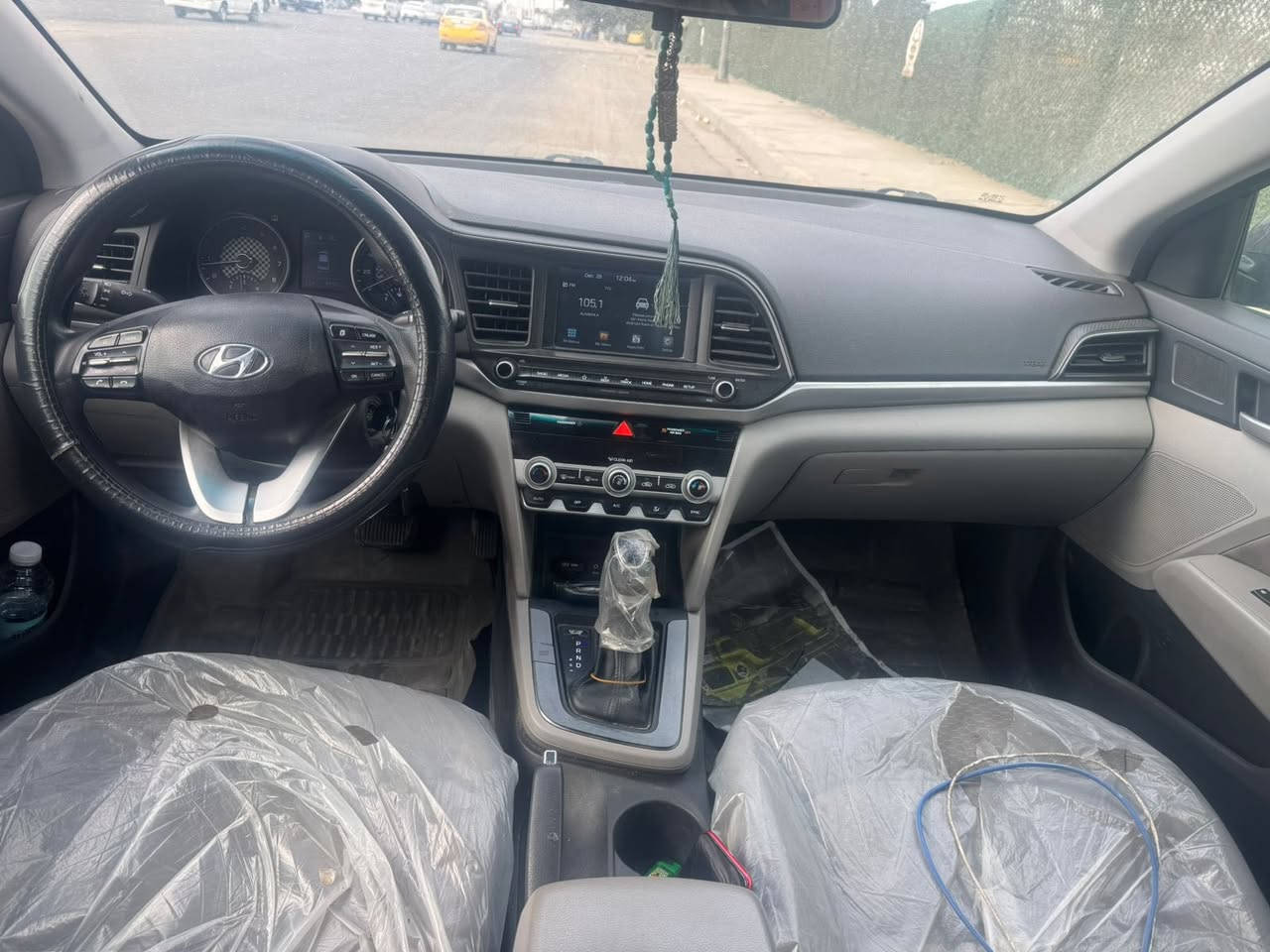 السلام عليكم للبيع النترا وارد أمريكي موديل ٢٠٢٠ رقم أربيل بسم شركة ماشية ٩٨ ألف ميل مكينة ٢٠٠٠ دوش سيارة حادث من امريكا بسيط فقط جاملغ يسرة والبنيد نفسه السيارة ليبل واحد ماعدا جاملغ السايق مبدل بدون ايرباك مكينة وكير بلاديات السيارة هنا بلعراق صار بيها ٢ قطعة صبغ بدون دواخل جاملغ خلفي سيارة جاهزة من كل نواحي السعر مال موديل ١٥ 
السعر ١١٧ ورقة 
مكان البياع 
***********
***********
