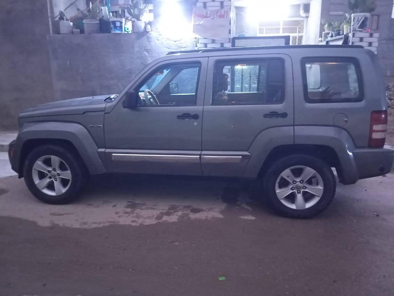 السلام عليكم جيب لبرتي مديل 2012 السيارة مكفولة مكينة و كير وحداديه وتخم تاير السيارة فول مواصفات تحكم ستيرن جهتين كشنات كهرباء بنوراما اكروز شاشه اوكامره منضومه زنون السياره فور ويل السياره منضومه غاز 80 لتر السيارة باسمي ارقام انكليزي هزه جديدة السيارة جديدة مال جناي رقمها بغداد مكانها بغداد الامين الثانية حي الرأسه رقم *********** السعر 90
