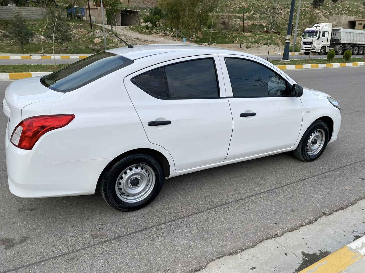 نیسان لاكشمیبای  مۆدێل ٢٠٢٠
گێڕ و مەكینە و تەبرید و هەموو شتێكی بە شەرت
نیو چەمەلەغی دواوەی بۆیاخە بێ ناو گرتن 
بەناوی خۆمەوەیە هیچ كێشەیەكی نیە
٩٨ هەزار ڕۆشتوە
ئەگەر مشتەریت تێل بكە
                                                         *********** 
                                                          ***********
