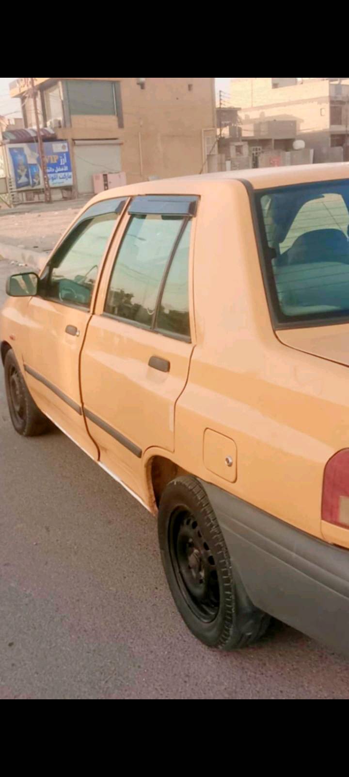 أنا أبيع سيارة سايبا مستعملة بحالة جيدة مع بعض الخدوش على الجسم الخارجي وكسر في الزجاج الأمامي. السيارة اقتصادية في استهلاك الوقود ومناسبة للاستخدام اليومي داخل المدينة. الداخلية نظيفة ومريحة، والمقاعد مغطاة بكسوة جلدية لحمايتها.