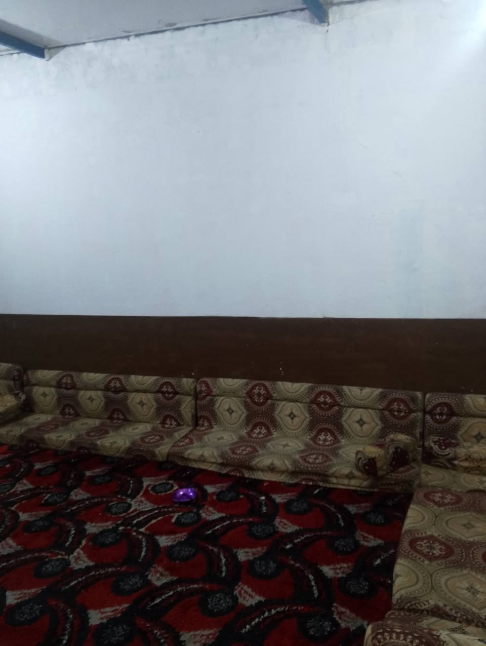 بيت للبيع مساحه 100متر طابو زراعي عراقي يتكون من غرفتين منام مطبخ دوانيه صحيات البيت سكف سندويج العنوان ابو الخصيب طريق الوصطي قرب شارع الطرزاويه سعر 32مليون وبي مجال ***********
