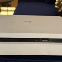 بلاي ستيشن 4 للبيع مع جوستكات 2 السعر 300 الف   للتواصل :07815511133