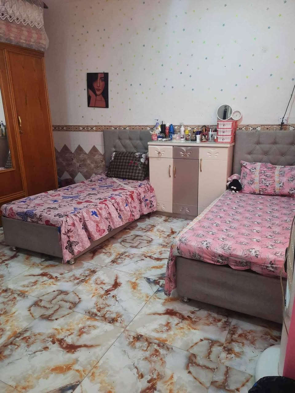 السلام عليكم بيت ١٦٠ مترللبيع عقد زراعي بس مكاتبة سند ٣٥ ومقدم معاملة تطويب بناء بي غرفتين نوم ومطبخ وحولي واستقبال ومدخلين واحد علفرع والثاني علسدة عالشارع العام وكراج سيارة وحديقة العنوان الشعب الجمعيات مقابل فتحة عمار ابو الدهن البيت كامل من كلشي المنطقة تبليط ومقرنص والحمدلله سعره ٧٥ وبي مجال للاستفسار الاتصال على الرقم *********** بي واتساب
