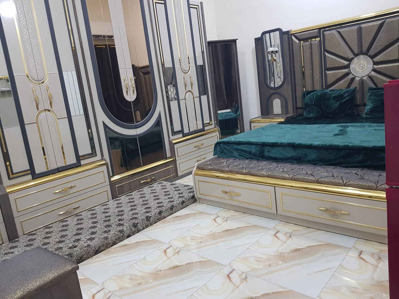 السلام عليكم ورحمة الله وبركاته
غرفة نوم كلش جديده  وفخمة 
بالواقع  اجمل وافخم 
نظيفة جدا جدا سرير هادروليك خزن 
انارة  بالغرفة  جميع القطع نظيفة 
السعر ٢٧٠٠ مكاني الانبار 
***********
