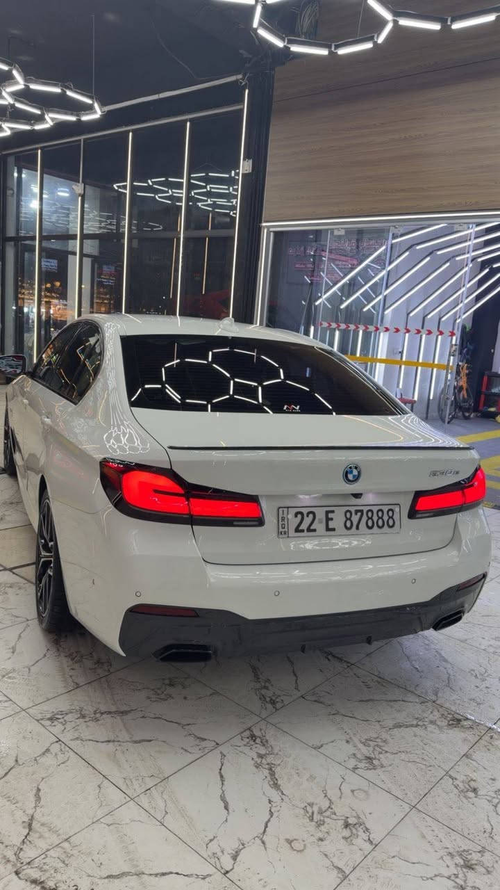 بي ام دبليو 530e 2022 
ام بكج بلادي دركة ودوسات ودعاميات 
داتا شو 
تحديث لغة عربية كامل 
كاربلي وايرلس 
كشنات تدفئة داخل اسود 
ايمائات صوت 
سستم صوت هارمن كاردن 
دفع خلفي RWD 
حزام كهرباء 
حساس  امامي خلفي جانبي 
السيارة ٣ انظمة كهرباء + هايبرد+ بانزين 
الحادث كلش بسيط بارد بالجاملغ الامامي وصبغ قليل بالجاملغ الخلفي علكد الهلال 

مكان السيارة بغداد المنصور او العامرية 
***********
***********
