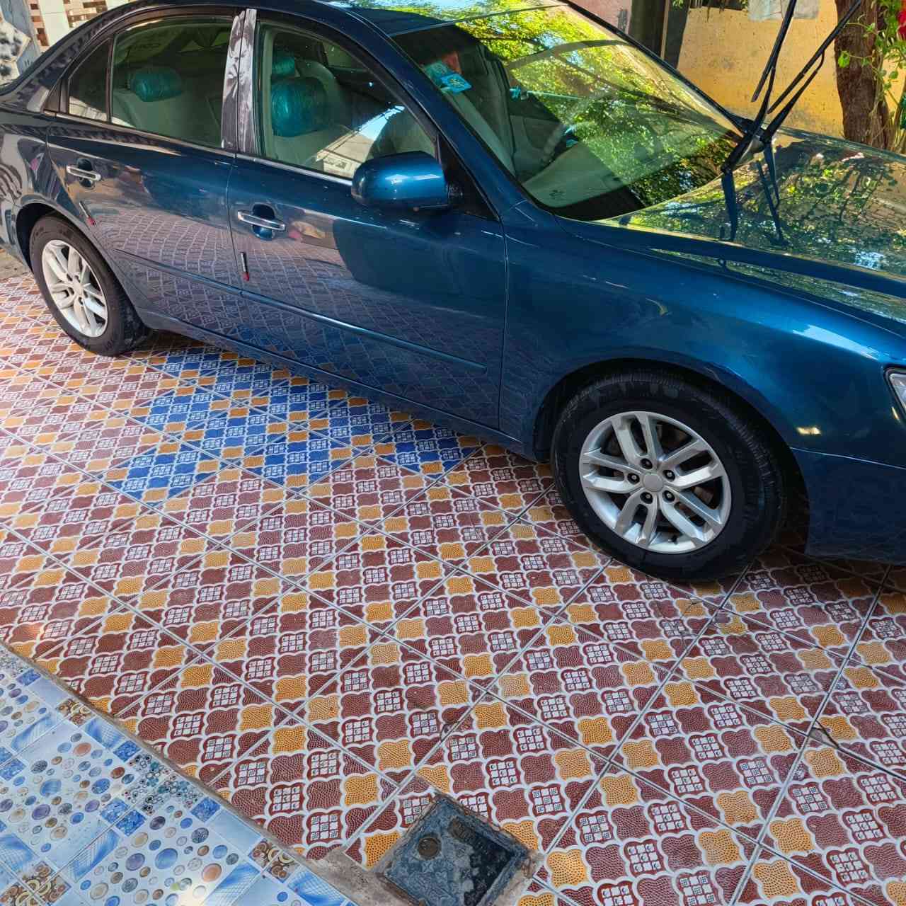 سلام عليكم سوناتا للبيع موديل 2007 سته سلندر شرط كير مكينه حداديه تبريد تدفه كهربائية تخم تاير كلها جاهز ما تخسر الف صبغ عام اثر جراد.  دواخل ضع الشركه شاشه كمره دواره السياره كلش جديده وحلوه مال جناي  رقم بغداد مكان ذي قار وسعر 90 وشراي يدلل الستفسار اكثر اتصل ***********
