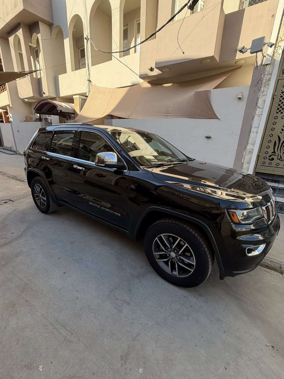 السلام وعليكم 
جيب كراند شيروكي لمتدد فول مواصفات موديل 2017 
رقم سليمانيه هزه جديده سنويه جديده تحويل ثاني يوم سعر 230 وبيها مجال قليل 
الاستفسار /***********
