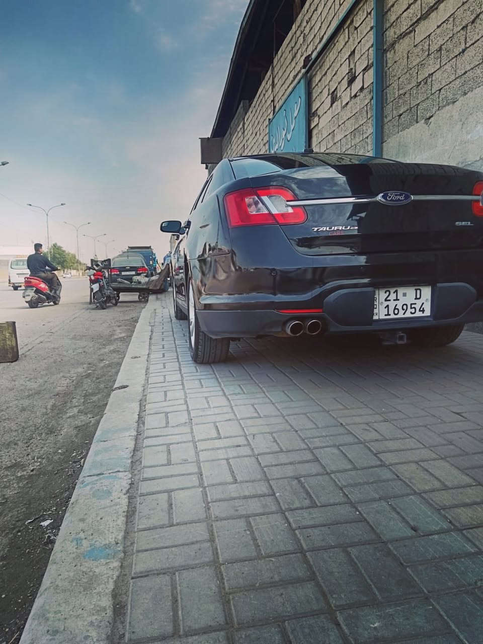 السلام عليكم
فورد تورس موديل 2010 فول مواصفات فتحة سقف كشنات جلد تحكمات كهرباء جاهزة صدر جديد تخم تاير هزة جديدة تنتهي 2027 سنوية 2029  بيها ربع باب السايق رقمها سليمانية ومكانها بغداد السيارة بأسمي تحويل ثاني يوم السعر 110 بيها مجال.

***********
