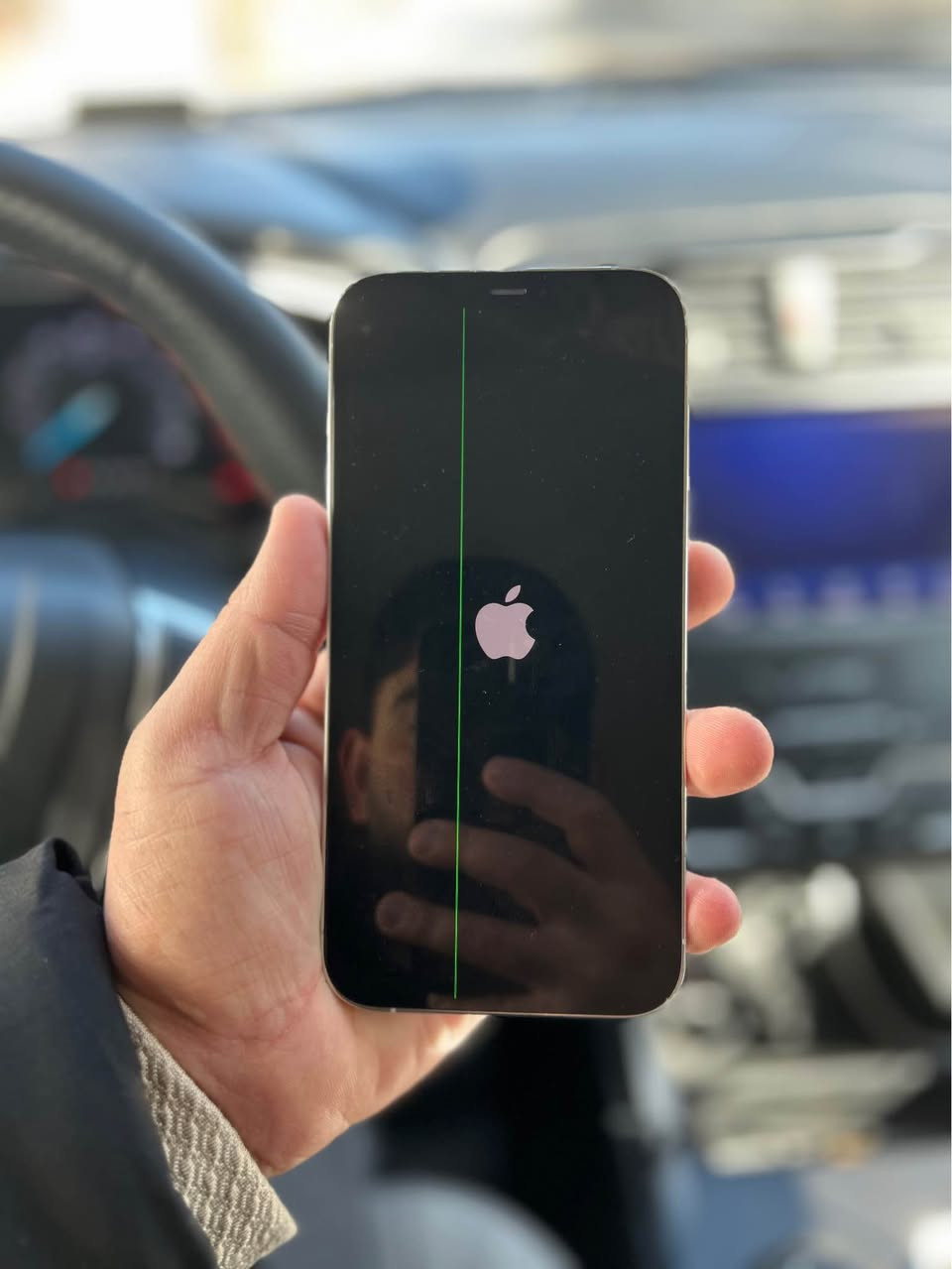 iPhone 12 Pro max 
128 GB

پشتی درزی هەیە شاشەی ئەو خەتەی هەیە کەمێ جار جارە ئەیگرێ زۆر نیە ئیشی پێ ئەکرێ بێ کێشە

195$ 
*********** السليمانية, العراق
