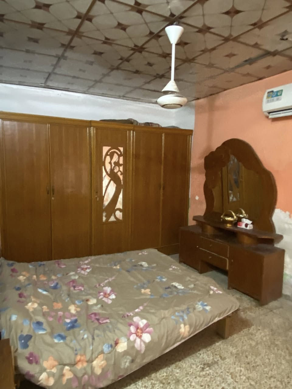 الدارللبيع في حي الفرات قرب الموستوصف
المساحة 253 والواجهة 11ونص 
***********
