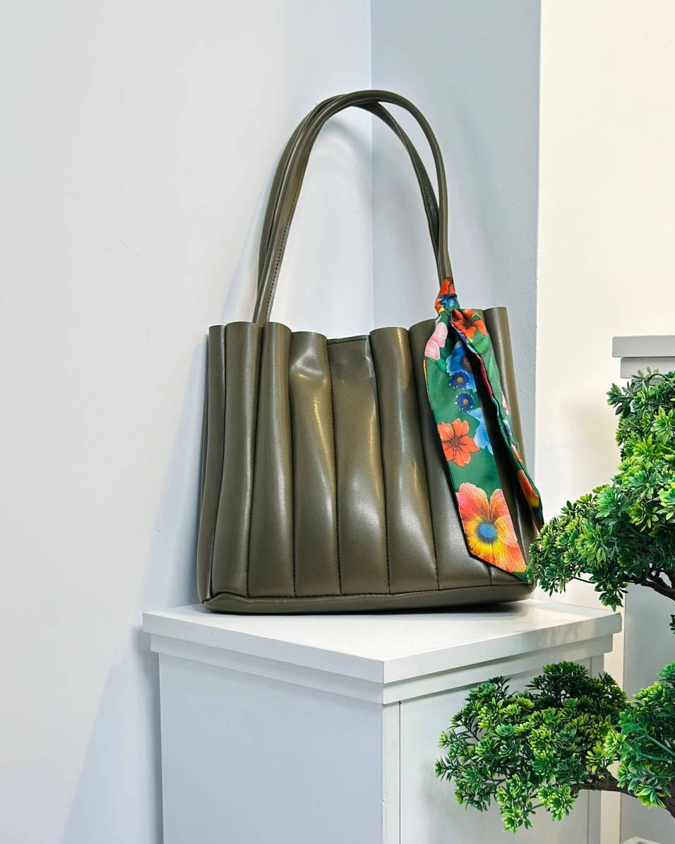 جنط نسائي
سعر المفرد 12 آلاف دينار
سعر الدرزن 90 ألف دينار
قياس 25 × 32 سم 
واتس اب :***********
واتس اب :***********
