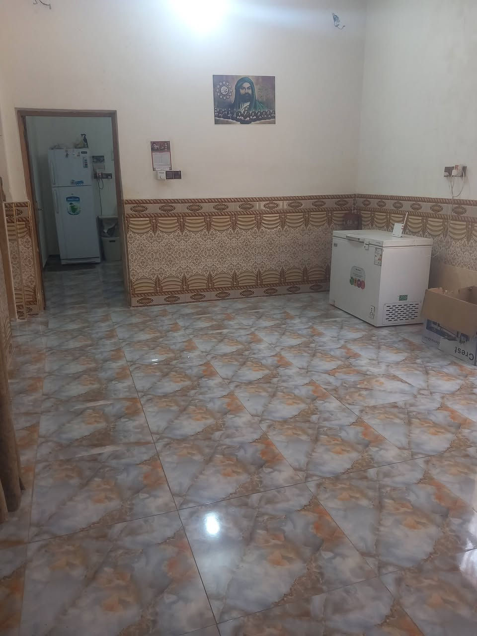 بيت  للبيع  مساحته  200 م   يبعد  عن  شارع  العام  60 م
يتكون من  غرفتين بطابق الارضي  في قضاء  السنيه

+غرفه بطابق الثاني + صاله   +براني  ويحتوي  علي  منورين  

ومغاسل  خارجيه  وداخليه  واتصال علي رقمي  خاص  وسطح  كامل  الاشتايكر  وتصال  علي  رقمي  خاص  ***********

