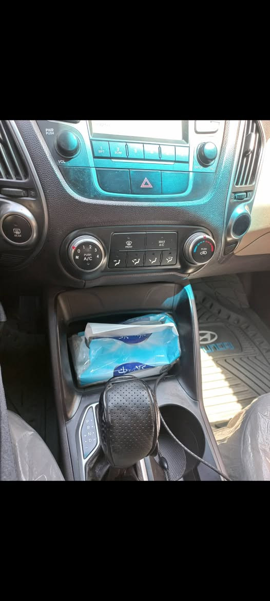 بسم الله الرحمن الرحيم 
توسان للبيع  2014 خليجي كوري اصلي رقم بغداد الماني ومكاني بغداد وبأسمي سايد بريك بالرجل. محرك 2000 دوش تبريد قطعتين اشاير بالمري
ماشية 89 الف  مكفولة كفالة عامة محرك وكير  ولا صبغ ولا بارد ولا اي شي.. بيه ملاحظتين بسيطة جدا.  طخة بسيطة وباقية ممصلحه واشكم رصعة والصدر الامامي 60% ففط... وين ما تريد افحص. 
***********.     بي واتساب
