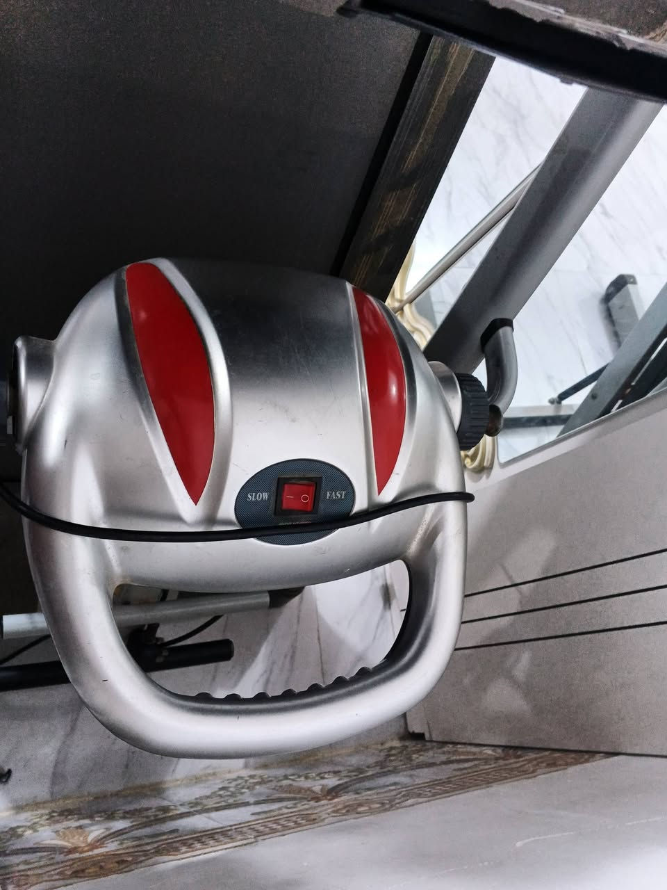 السلام عليكم جهاز جري  نضيف جدآ استعمال قليل جدآ  للبيع يتحمل وزن ثقيل حقيقي مو وهمي جبلي دبل ماطور يحتوي على تكسير شحوم شاشة ذكية قياس نبضات القلب والسرعه والسعرات والمسافه. يوجد فيه سماعات  الرقم *********** بي واتساب  الرقم الثاني  ***********  هم بي واتساب
