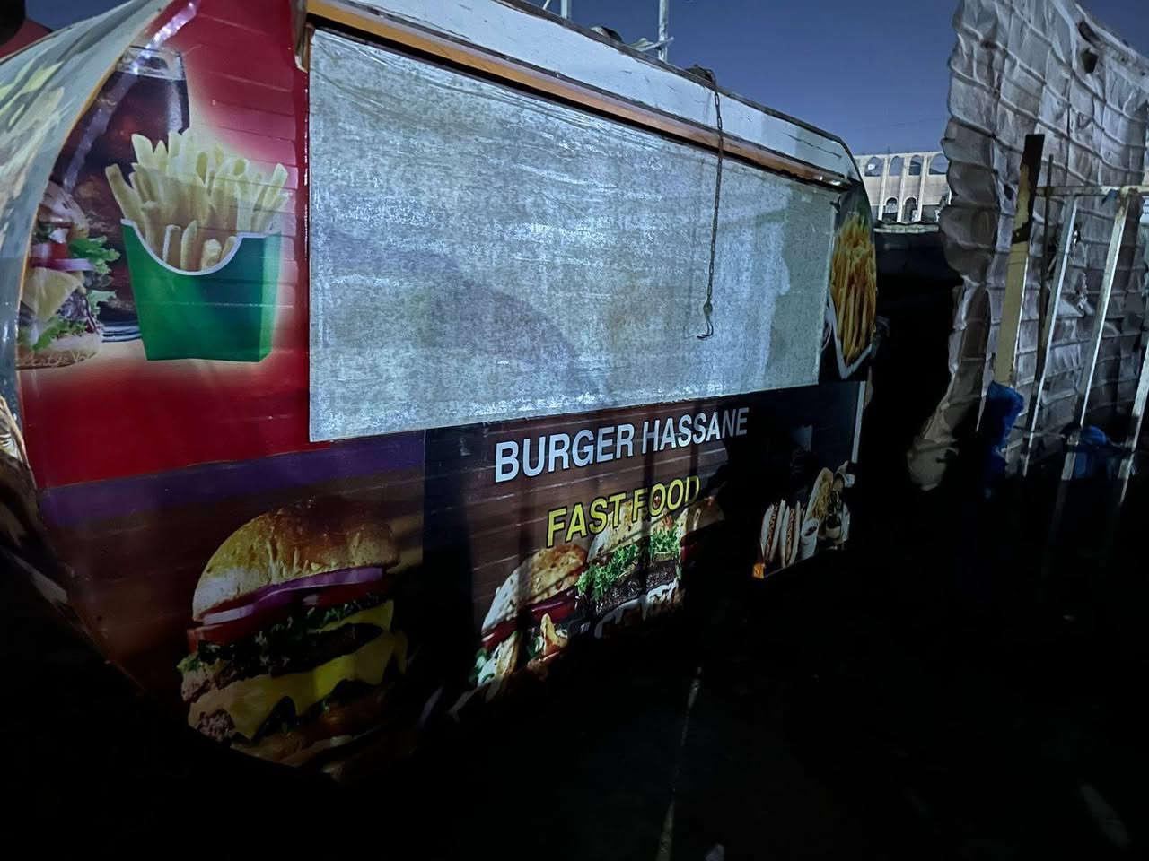 كرفان مطعم سحب ٣.٥×٢.٥ كامل مطعم يحتوي على شوايه بركر وقلايه كامل *********** مكاني البلديات قرب سيطرة ساحة الحمزه ...
