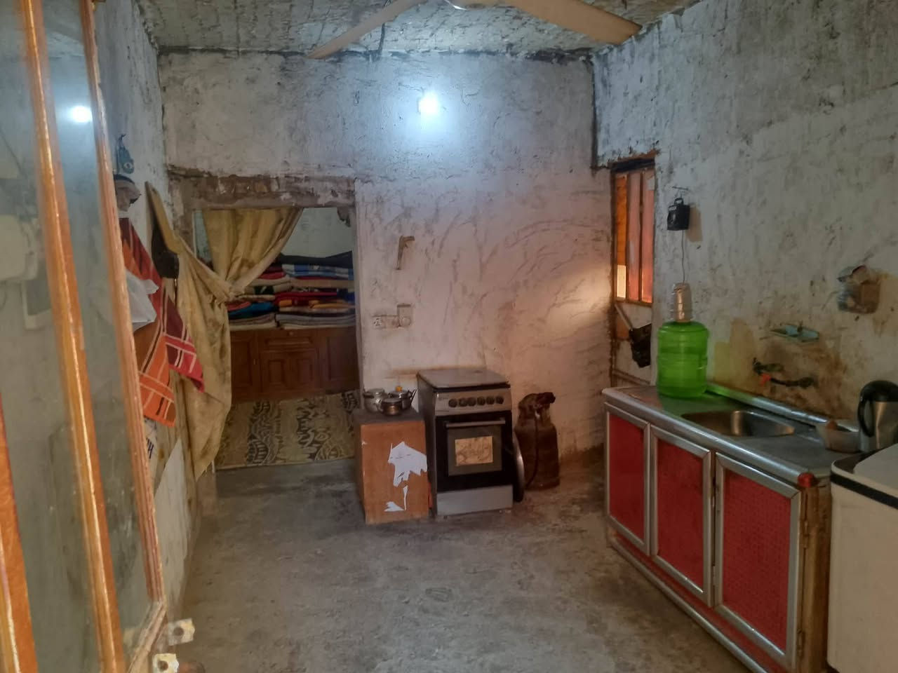 سلام عليكم بيت 100 متر بلخدمات مسقط يم حسينيه الزهراء مثل ما موضح بلصور تفاصيل اكثر اتصل وتدلل السعر 30 
***********
