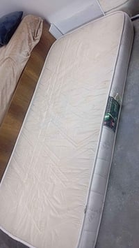 بنەسڵاوە • سرير