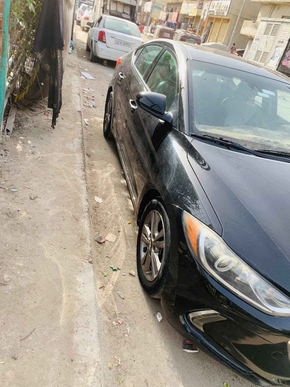 السلام عليكم
الانترا موديل 18 
ممشه السياره 80ميل
سياره ليبل واحد عدة جاملغ الايسر الامامي
فول عده فتحه وبصمه
كير مكينه بل جيس مكفولات شركة 
تخم تاير جديد ويل اسود 
سياره مرتبة وخير من الله 
وبل عافيه عل ياخذها 
السياره رايدها مراوس فقط 
هـ ***********
هـ***********
