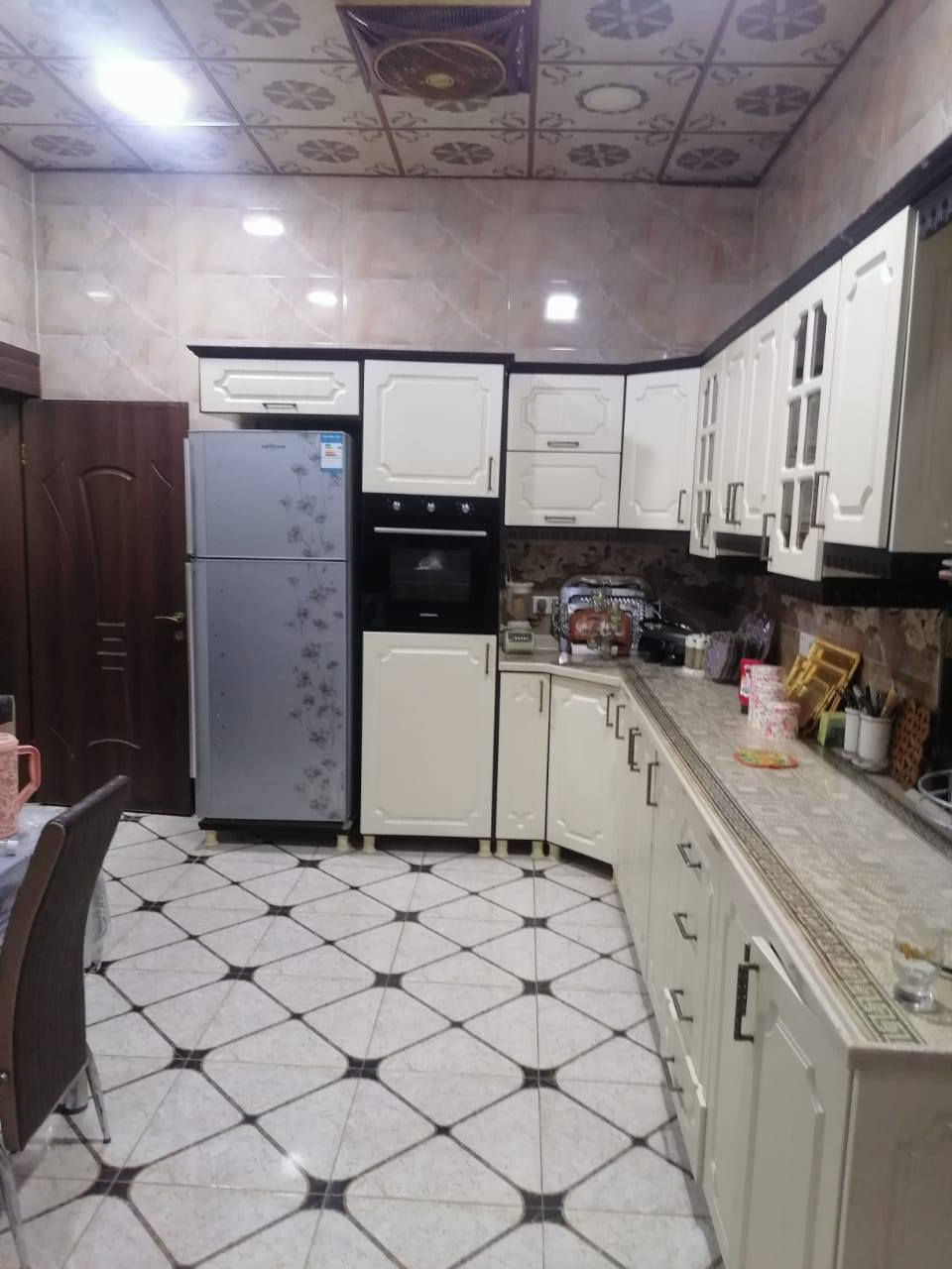 إعلان.. إعلان 
........ دار زراعي للبيع........
المساحة 200 متر طابقين.....
العنوان الصيادة.....
يتكون الدار من......

استقبال....... هول داخلي.... مطبخ حار بارد...... غرفتين نوم 
مناور عدد 2..... مجمع صحيات ...... 
للعلم درج داخلي وخارجي 
طابق ثاني 
غرفة نوم .... واستقبال .... مطبخ ... حمام.. تواليت 
البيت فول سيراميك وسقوف ثانويه 
للاستفسار عن السعر يرجى الاتصال على الرقم التالي 
***********
