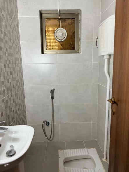 � إعــلان عـقــاري – شقــة لِلــبــيــع فــي مجمــع سومــو السكني

📍 الموقع: تقاطع زيونة – قرب نصب الشهيد
موقع مميز داخل مجمع هادئ وخدمات متكاملة.

✨ تفاصيل الشقة:
• المساحة: 150 م
• الطابق: الثاني
• 3 غرف نوم
• صالة + هول
• مطبخ
•ثلاث بلكونات
• شقة جاهزة – غير ممسكونة نهائيًا (زيرو)

✨ مواصفات المجمع:
• جميع الخدمات متوفرة
• نظام سكيورتي وحماية 24/7

💰 السعر: 385 مليون وبيه مجال بسيط
📝 تحويل مباشر ثاني يوم – سند 2025

📞 للاستفسار: ***********
─────
