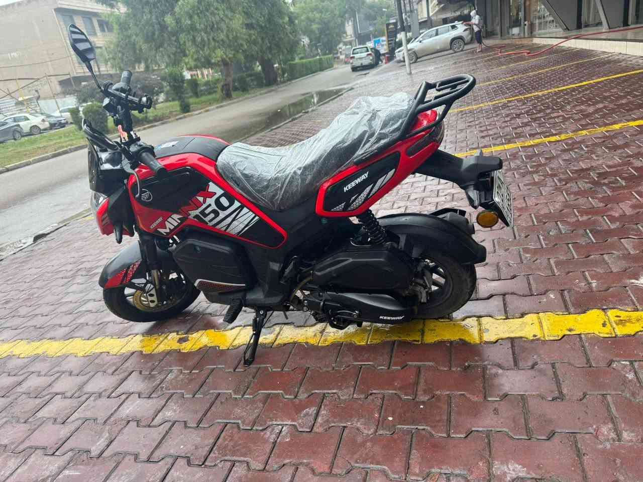 🏍️ للبيع: دراجة Keeway Minnix 150 - نظافة ممتازة 🏍️
دراجة كيوي منكس 150، دراجة رياضية وعملية جداً، نظيفة ومحافظ عليها (الصور تحكم).
📝 المواصفات:
الماركة: Keeway (كيوي).
الفئة: Minnix 150.
المسافة المقطوعة: 5,026 كم فقط.
المحرك: 150cc، أداء قوي واقتصادية جداً بالبنزين.
الميزات: شاشة ديجيتال متكاملة، كشن مغلف، تبريد هواء، ومنفذ شحن USB.
📋 الموقف القانوني:
اللوحات: مرقمة رقم أربيل أصولي.
الأوراق: كاملة وجاهزة للتحويل.
📍 المكان: بغداد
💰 السعر: 2,000,000 دينار (مليونين)
📞 للتواصل: ***********
ملاحظة: الدراجة لا تزال بوضع الوكالة، محرك اوتوماتيك وعارضة بشرط الفحص.
