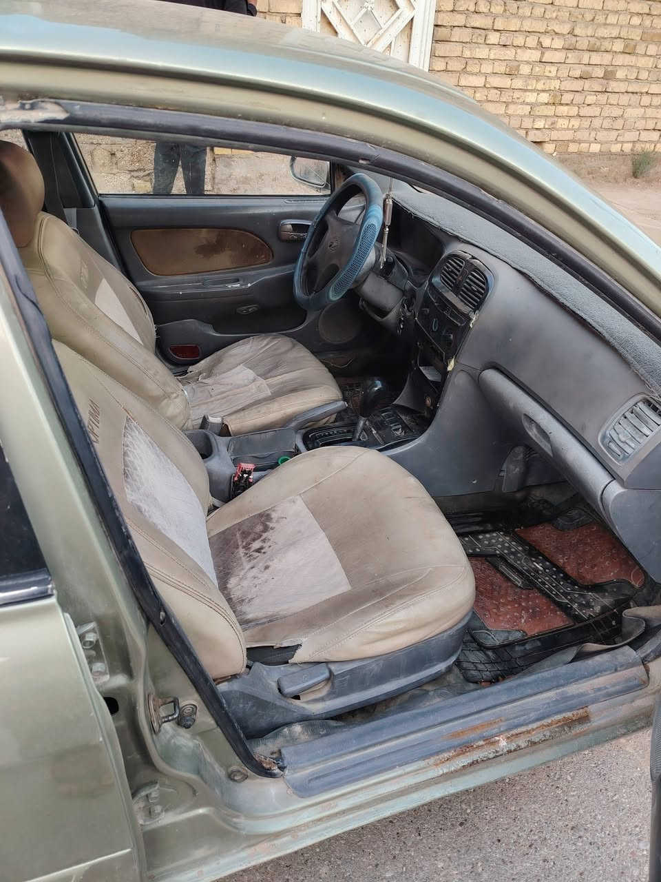 السلام عليكم سوناتا موديل 2000 مكينة مسكر كير اوتو بلادي رقم واسط وراعيها يمي كير ومكينة مكفولات كهربائيات كلها شغالة نقصها تبريد ( حدادية 80٪) مكاني واسط سعر 28 وبيها مجال ***********
