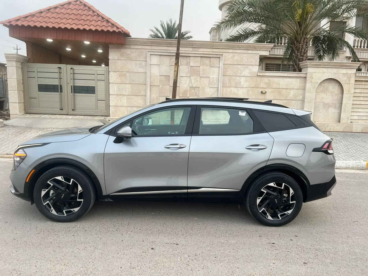 KIA SPORTAGE PLUG-IN  HYBRID SX 2024
 
📍السياره موجوده في بغداد للتواصل  ***********

كيا سبورتج  هايبرد + بلكن SX 2024 برستيج 
المسافة المقطوعه 45940mi
اللون .سلفر 
محرك. 1600 تيربو هايبرد 
الموديل 2024
مرقم بغداد 

                  ======= الاضافات👇👇 ======
  
فتحة بانوراما 
شاشة كبيره نفكيشن 
رادار امامي
 مانع تصادم
مانع انزلاق 
تحديد مسرب .
نقطة عمياء .
تصحيح مسار 
بصمه تشغيل 
بصمه ابواب 
كاميرا خلفيه 
كاميرا عداد 5 
كاميرا 360
طارة مدفية 
تشغيل عن بعد سياره 
كراسي مدفية + مبرد 
كراسي كهرباء عداد 2 
كراسي جلد 
كراسي ذاكره 
كراسي 5 راكب 
مثبت سرعة
تحكم ستيرن
شاحن وايرلس
هاند بريك كهربائي
حساسات خلفيه + اماميه 
حساسات مانع تجاوز 
ويل قياس 19
دفع رباعي 
باب خلفي كهرباء 
اضويه امامي زنون LED
اضويه خلفيه LED
كشافات LED
دفع رباعي 4X4
نظام GPS+خرائط 
كندشن مركزي امامي او خلفي 
وبلوتوث 
مدخل USB+ AUX
تحريك السيارة عن طريق البصمة 

🚗🚗حادث السياره كما موضح في الصور 🚗🚗

الأردن الزرقاء المنطقه الحره شارع 20 شمال 

للتواصل  / عمر الدليمي 00962786166701 علي الكرغولي 00962788505634
