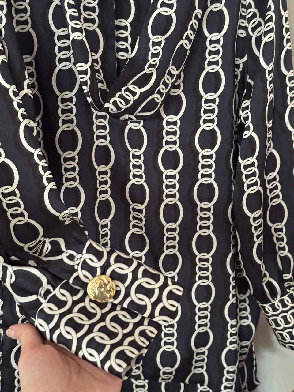 ZARA الأصلي
جديد بدون ليبل 
ساتان 
يلبس M


**إذا كنت صاحب هذا الإعلان وتريد حذفه لأي سبب، رجاءا أرسل رسالة إلى الدعم الفني**