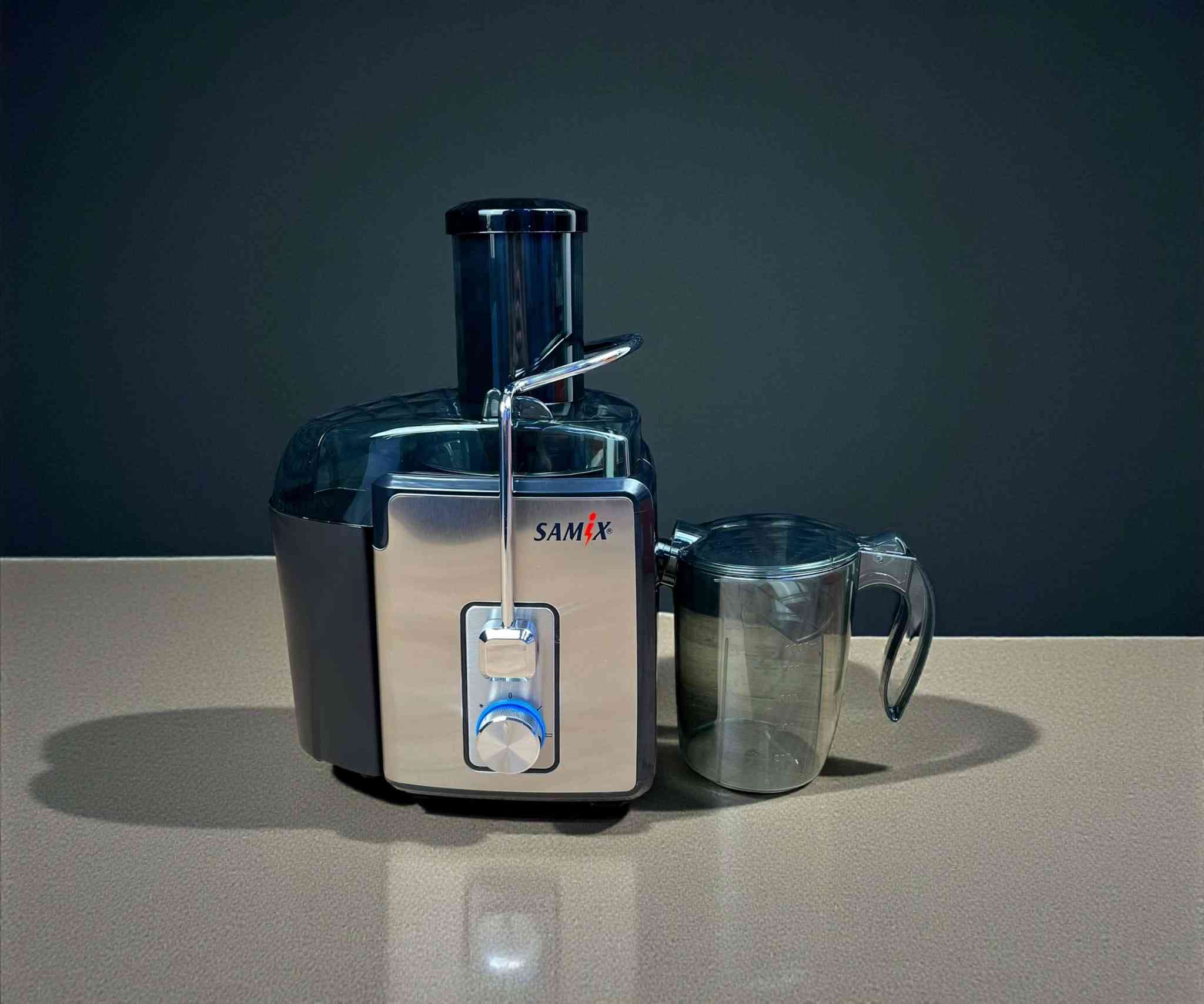 معصارة الفواكه ماركة SAMIX

المميزات

محرك نحاسي قوي بقدرة 700 واط

يمنحك أداءً فائقًا لاستخلاص أكبر كمية من العصير بسرعة وكفاءة، مع نظام حماية من ارتفاع الحرارة لضمان عمر طويل للجهاز

فوهة إدخال واسعة 75 ملم

تصميم واسع يسمح بإدخال الفواكه والخضروات كاملة دون الحاجة إلى التقطيع المسبق، مما يوفر الوقت والجهد

سرعتان لاستخلاص العصير

السرعة الأولى: مناسبة للفواكه الطرية مثل البرتقال، البطيخ، والعنب

السرعة الثانية: مثالية للفواكه والخضروات الصلبة مثل الجزر، التفاح، والزنجبيل

فلتر شبكي من الستانلس ستيل

مصنوع من الفولاذ المقاوم للصدأ، مما يضمن استخلاص عصير نقي وصحي دون شوائب

حاوية لب كبيرة بسعة 1200 مل

تتيح لك تحضير كميات كبيرة من العصير دون الحاجة إلى تفريغ اللب باستمرار

سهولة التنظيف والتخزين

أجزاء العصارة قابلة للفك والتركيب، مما يجعل تنظيفها سريعًا وسهلاً

تحتوي على وعاء لب قابل للإزالة لتسهيل عملية التنظيف

تصميم أنيق ومتين

هيكل من الستانلس ستيل عالي الجودة يمنح العصارة مظهرًا عصريًا وأنيقًا

قاعدة ثابتة تمنع الاهتزاز أثناء التشغيل

تشغيل آمن وسهل الاستخدام

مزودة بقفل أمان يمنع التشغيل غير المقصود
قاعدة مقاومة للانزلاق لضمان استقرار الجهاز أثناء الاستخدام
ضمان لمدة سنة من تاريخ الشراء
المواصفات الفنية
الجهد الكهربائي: 220-240V، 50-60Hz
سعة حاوية العصير1000 مل
مادة الفلتر والإطار ستانلس ستيل
للحجز ***********
سعر 49
