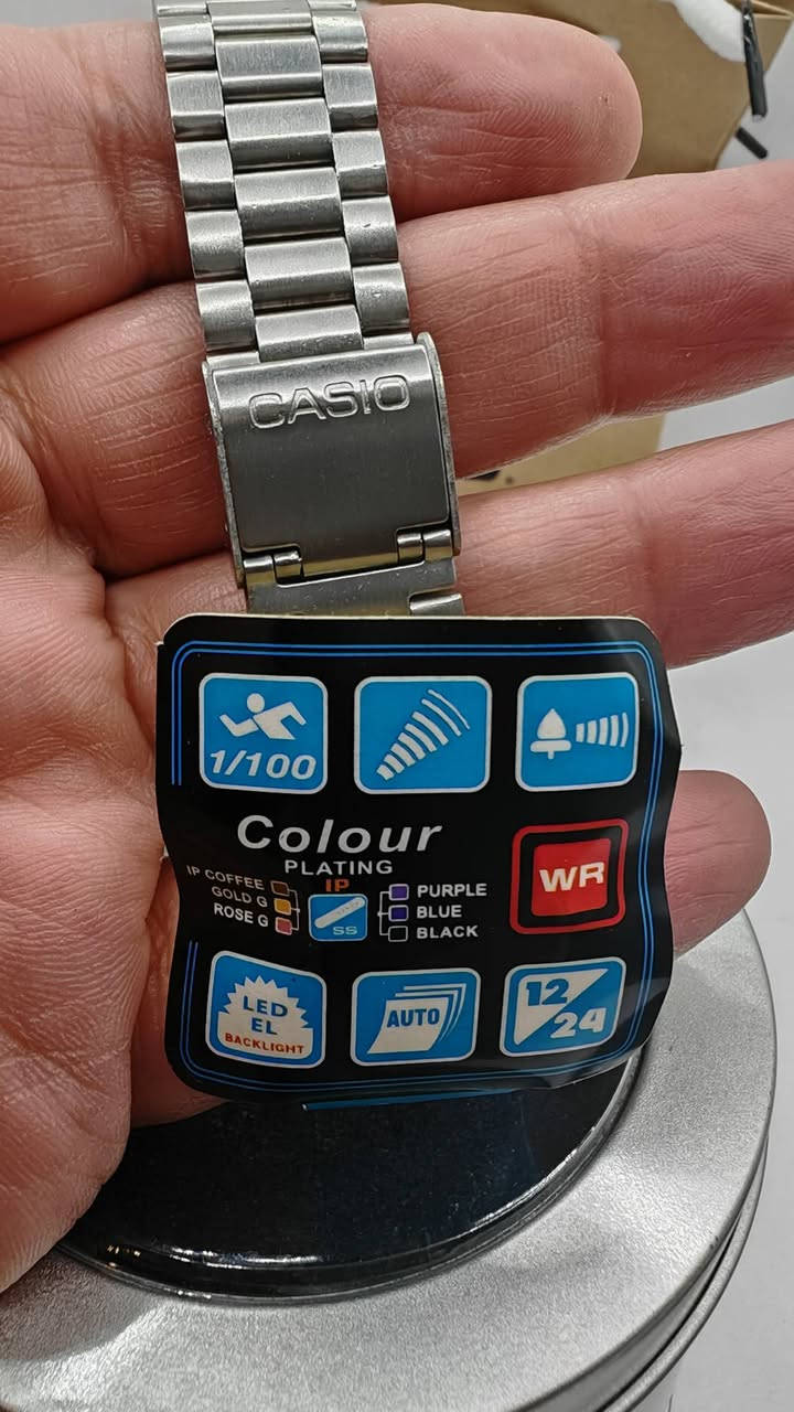 📢 للبيع: ساعة كاسيو كلاسيك فنتج (Casio A168) أصلية 100% – بحالة الوكالة (زيرو)
​لأصحاب الذوق الرفيع ومحبي القطع الكلاسيكية المضمونة، معروضة للبيع ساعة Casio Vintage A168WA الغنية عن التعريف، القطعة جديدة كلياً (غير ملبوسة نهائياً) وبكامل ملحقات المصنع (Full Set).
​🔍 مواصفات وتفاصيل القطعة:
​الحالة: جديدة زيرو (Zero) بستيكرات الوكالة كاملة وغير ملموسة.
​الأصالة: أصلية 100% وخاضعة لكل اختبارات كاسيو المعتمدة (عند الضغط المطول على الزر الأيمن تظهر كلمة CASIO على الشاشة فوراً).
​المكينة (Module): تحمل رمز المكينة اليابانية الأصلية 3298 المحفور بدقة على الغطاء الخلفي (Japan DH) مع غطاء ستانلس ستيل مقاوم للصدأ.
​الشاشة والإضاءة: شاشة LCD بكامل كفاءتها (تم فحص التصفير الشامل وجميع الخانات سليمة)، وتتميز بالإضاءة الزرقاء الفيروزية الكاملة القوية جداً (ElectroLuminescence - Illuminator) الواضحة في العتمة التامة، وليست إضاءة LED جانبية ضعيفة.
​📐 قياسات الساعة الرسمية (مناسبة جداً لكافة المعاصم):
​ارتفاع الكيس (من العروة للعروة): 38.6 مم
​عرض الكيس (مع الأزرار): 36.3 مم
​سمك أو ثخن الساعة: 9.6 مم (ناعمة وخفيفة جداً على الإيد)
​الوزن الكلي: حوالي 50 غرام تقريباً.
​🏷️ المواصفات والميزات المثبتة على استيكر الوكالة (Colour Plating):
​الساعة تأتي بكافة لاصقاتها التعريفية الأصلية التي توضح ميزاتها الفنية:
​دقة التوقيت: جزء من المئة من الثانية (1/100 Sec) لخاصية الكرونوجراف والـ Stopwatch.
​المنبه: منبه يومي يومض مع خاصية الإشارة الصوتية كل ساعة.
​مقاومة الماء: علامة (WR) واضحة ومعززة بلاصق الحماية الأزرق لمقاومة الماء حتى عمق 50 متراً (Water Resist 50M).
​نظام الوقت: تدعم نظام الـ 12 ساعة والـ 24 ساعة (12/24) بشكل تلقائي (AUTO).
​جودة الطلاء واللون: استيكر فحص اللون والطلاء المقاوم للظروف اليومية والملوحة وثبات اللون الفضي اللامع للـ Stainless Steel.
​البطارية: مثبت بنوع البطارية طويلة العمر من كاسيو طراز (CR 2032).
​📦 الملحقات الكاملة الشاملة (بدون أي نقص):
​العلبة المعدنية الأصلية (الكيس) الخاصة بكاسيو فنتج.
​الكتالوج الرسمي الخاص بالمكينة من شركة (Casio Computer Co., Ltd. Tokyo).
​بطاقة الضمان الدولية (Warranty Card) المطبوعة من الشركة.
​منديل التنظيف الأصلي الخاص بالساعة.
​الملصق التعريفي (اللاصق الخلفي) والميزات بعده مثبت على السير.
السعر خاص يوجد توصيل لجميع المحافظات.


**إذا كنت صاحب هذا الإعلان وتريد حذفه لأي سبب، رجاءا أرسل رسالة إلى الدعم الفني**