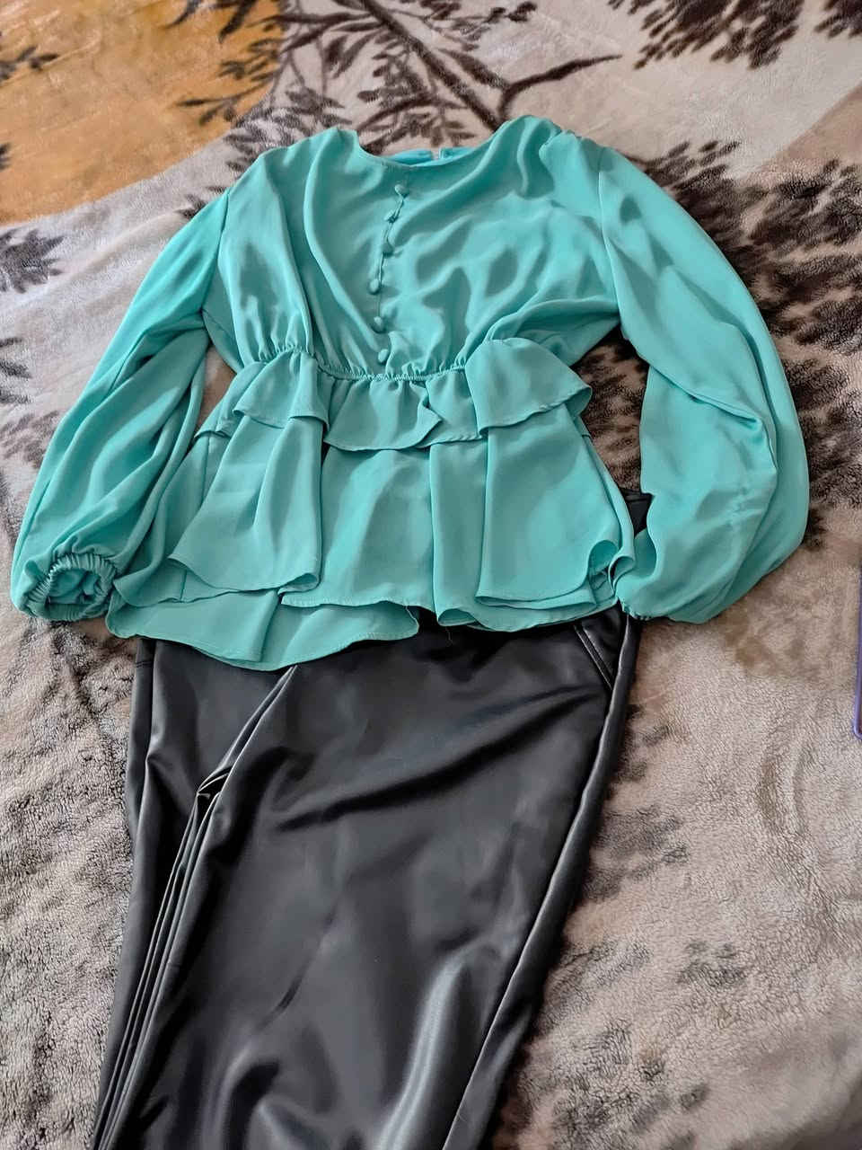 بلايز حرير بلبسو 38جداد..
بنطلون جلد جديد 38/40
تنانير السودا 44
البني 38/40


**إذا كنت صاحب هذا الإعلان وتريد حذفه لأي سبب، رجاءا أرسل رسالة إلى الدعم الفني**