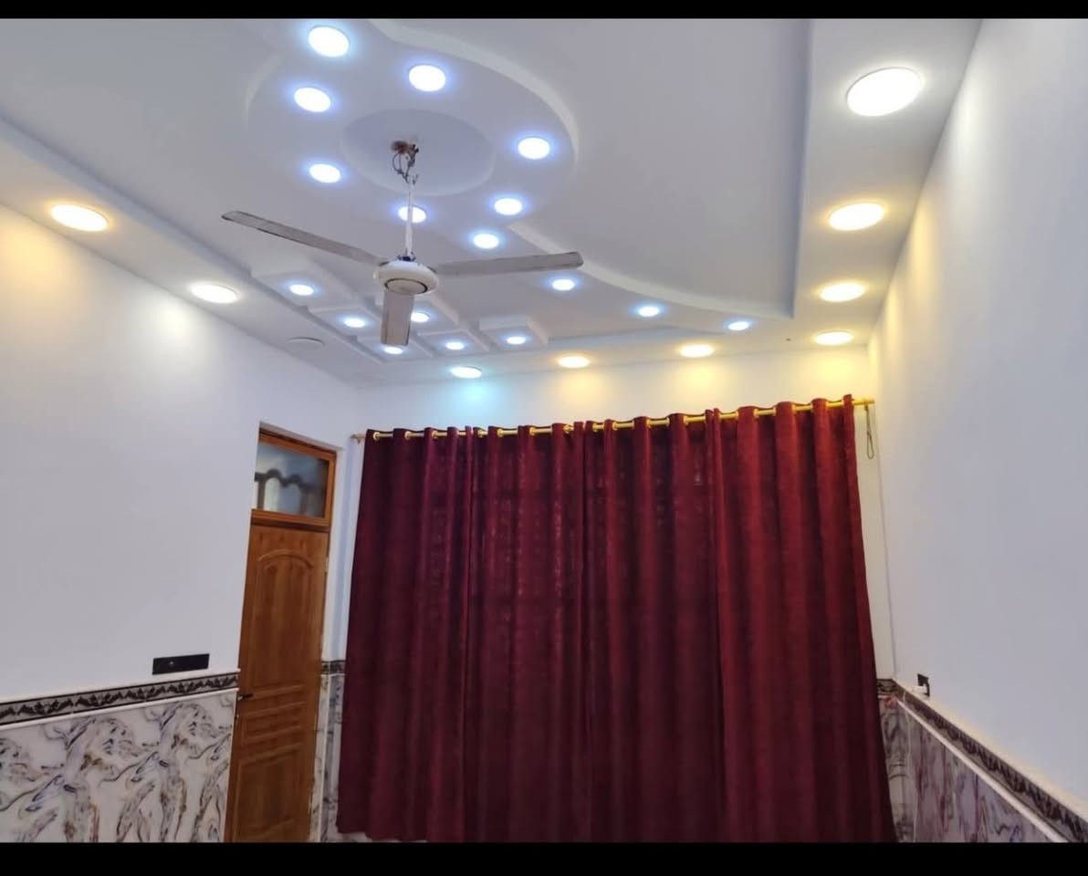 دار للبيع حي الغدير الثانيه المساحه 200 بناء درجه اولى ييتكون البيت من غرفه عدد 2 أو مطبخ أو استقبال أو صاله أو حمامات. داخليه أو خارجيه  ول قاط الثاني مبنى الصاله أو حمامات  للاستفسار اتصل ***********
