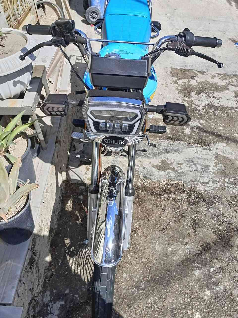 السلام عليكم دراجة تايكر سولنك ام الختم موديل 2025 اخت الزيرو كفالة عامة اي نقص مابيه جديدة بعده على وضع الشركة السعر 750 وبيه مجال قليل للشراي العنوان بغداد رقم ***********
