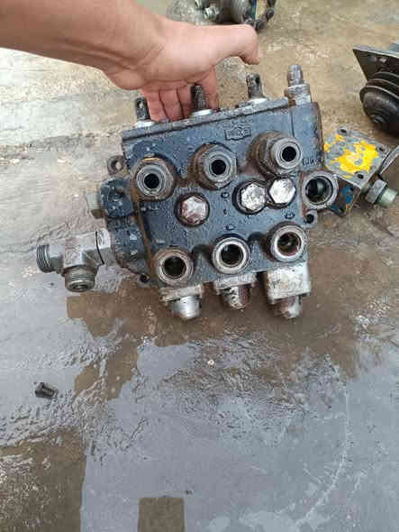 كونترولات ثنين مال شفل حفارة فيات
نضيفات شرط الشغل مع طنفص ستيرن مع باور 
***********
