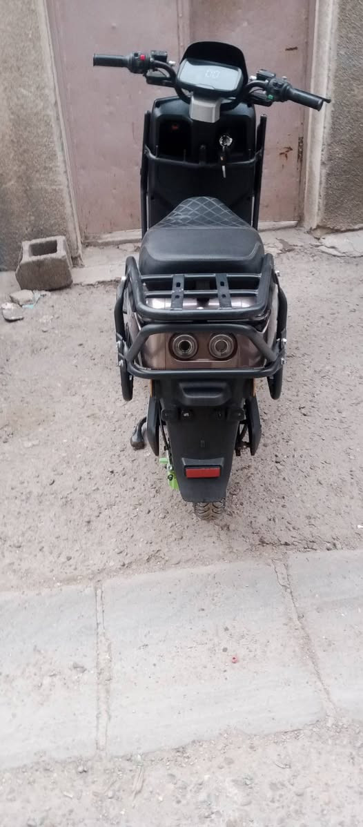 السلام عليكم للبيع دراجه شحن نوع 318 دراجه نضيفه مابيها نقص مواصفاتها 6بطاريات الكبار لايت زنون عالي ناصي هورن اشاير يمنه يسره ورباعي بصمه تفتح وتقفل وتشغيل عن بعد بيها درع تحمي الكفرات وجوزه قاطع دوره مكاني بغداد جديده سعر 550 وبيها مجال قليل ***********
