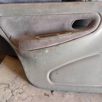 ابطاين فراشه واحده مال السائق والثانيه خلف السائق توجد ابطانه برنس مال...