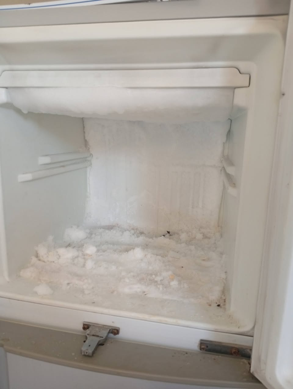 ثلاجة مستخدمة للبيع نظيفة وجديدة حيل 
***********
السعر 100الف
